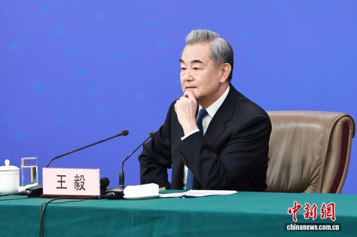 3月8日上昼10时，104届齐邦人年夜4次集会正在梅天亚主旨消息发表厅举办记者会，恭请中同中心政事局委员、中接部少王毅便“华夏中接策略战对于中联系”相干题目归问中中记者发问。中新社记者 蒋开亮 摄